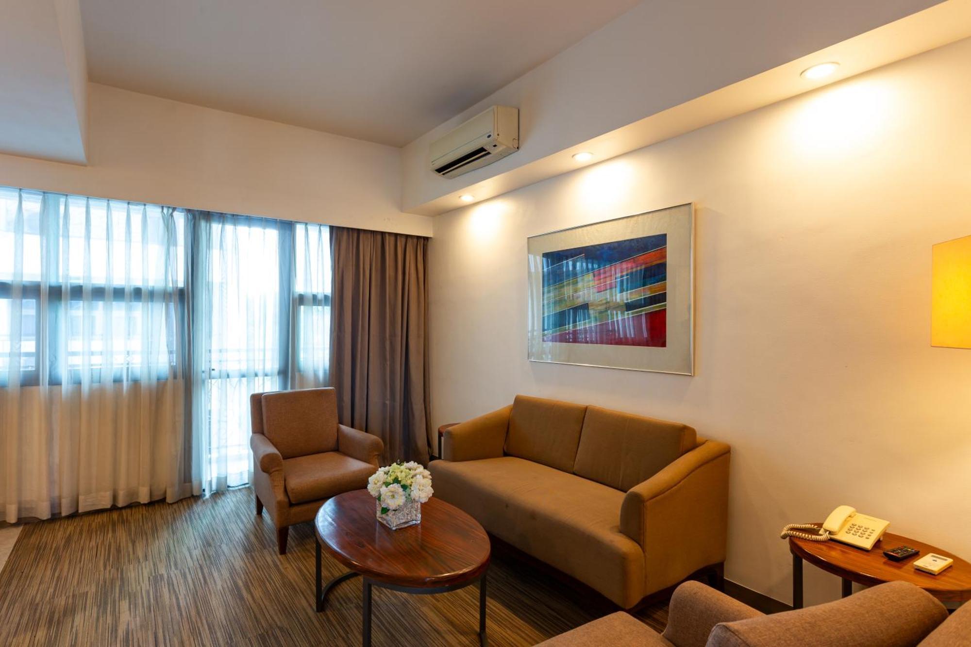 La Breza Hotel Quezon City Extérieur photo