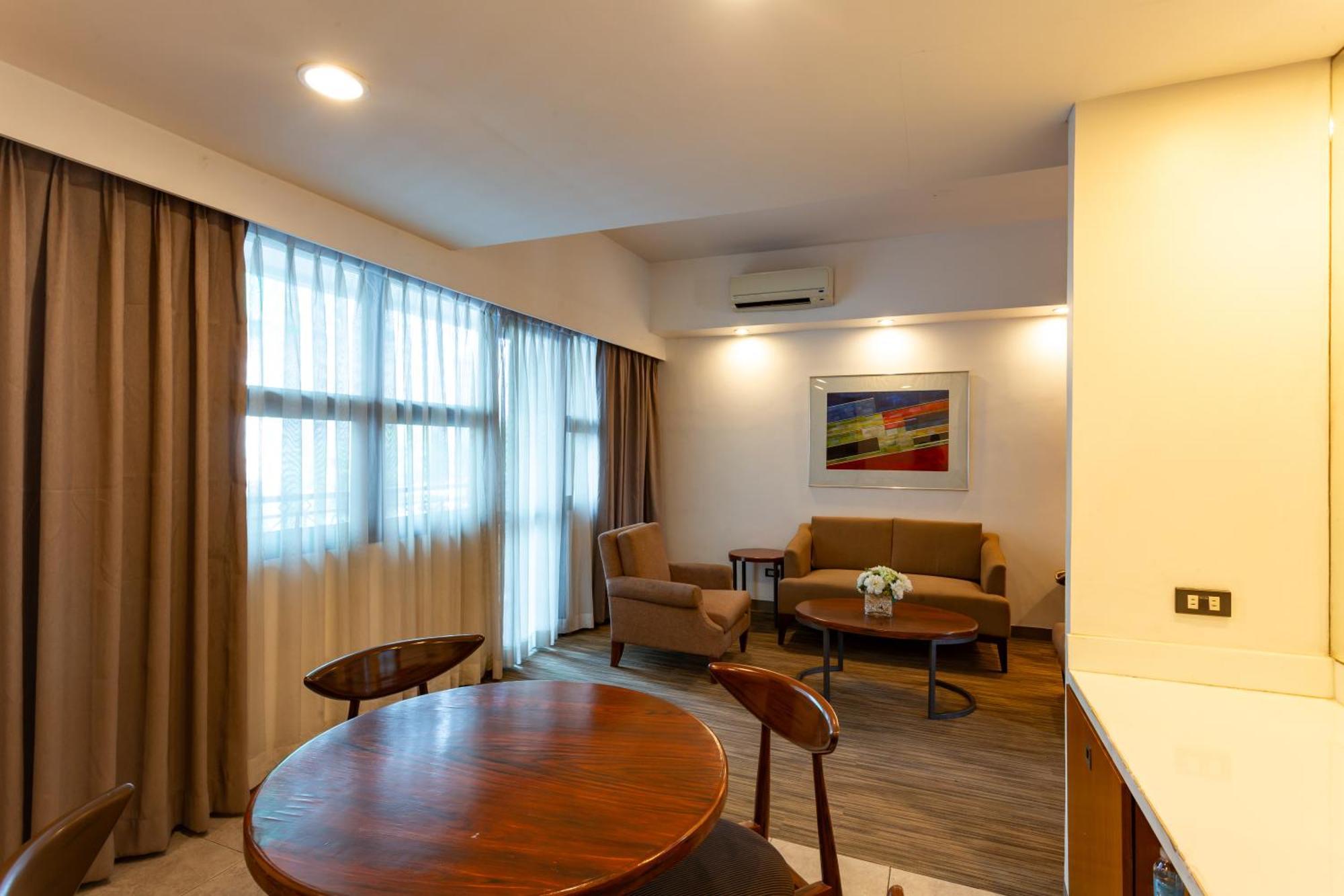 La Breza Hotel Quezon City Extérieur photo