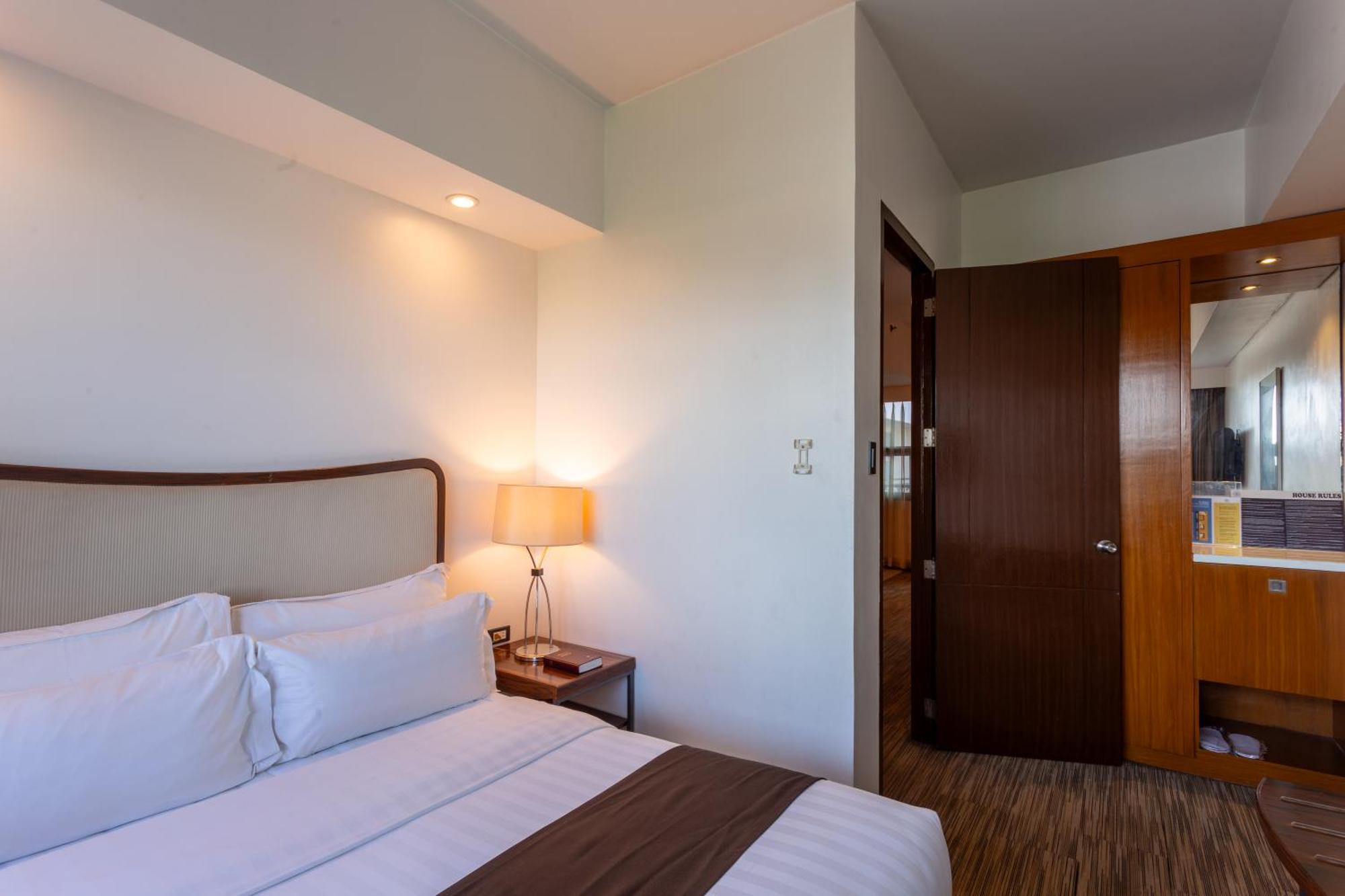 La Breza Hotel Quezon City Extérieur photo