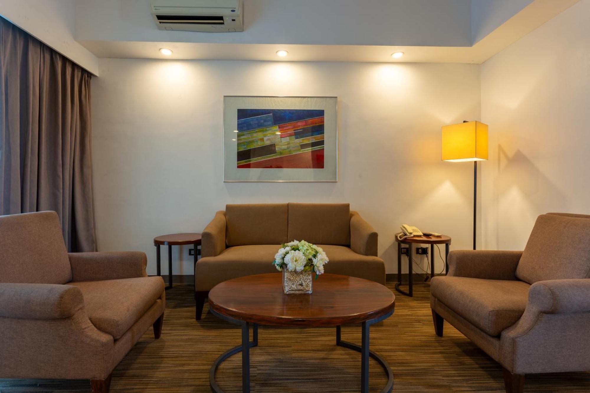 La Breza Hotel Quezon City Extérieur photo