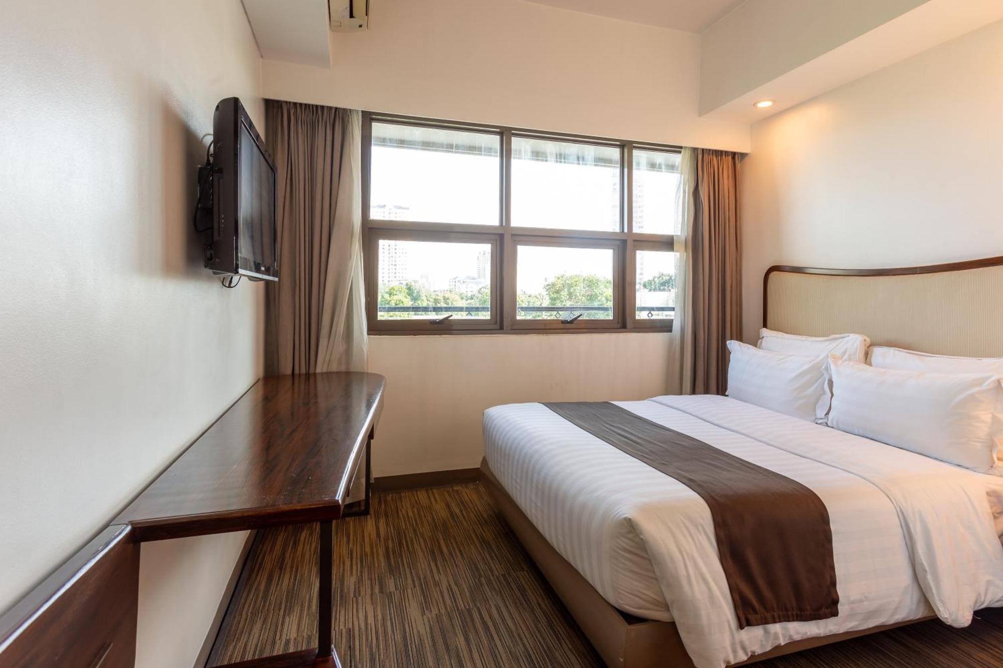 La Breza Hotel Quezon City Extérieur photo